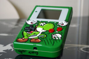 Gameboy customisée aux couleurs du jeu vidéo Yoshi
