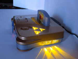 Nintendo 64 customisée aux couleurs du jeu vidéo Zelda