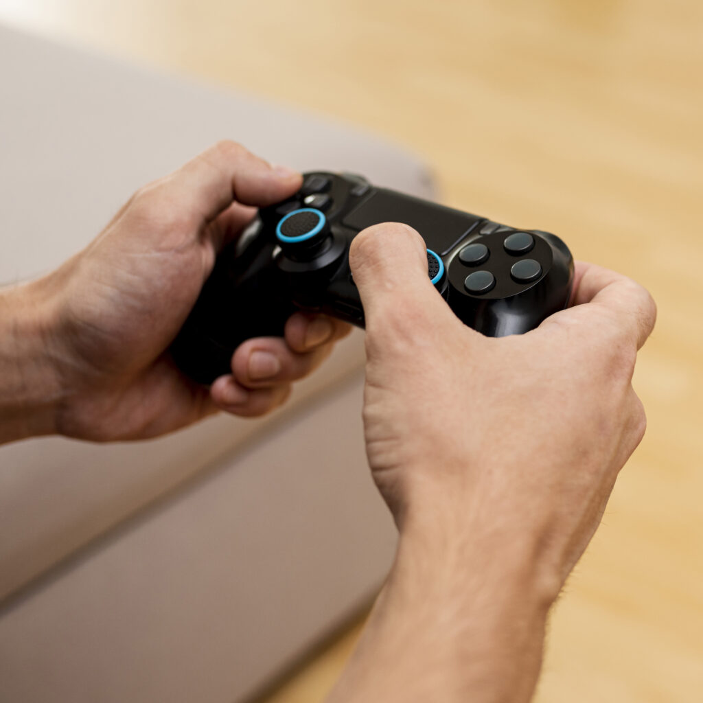 Une personne qui joue aux jeux vidéo avec une manette