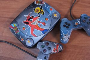 Psone customisée aux couleurs du jeu vidéo crash bandicoot