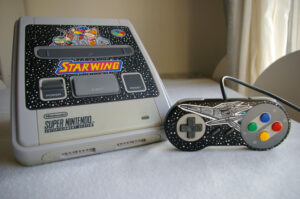 Super Nintendo customisée aux couleurs du jeu vidéo Starwing